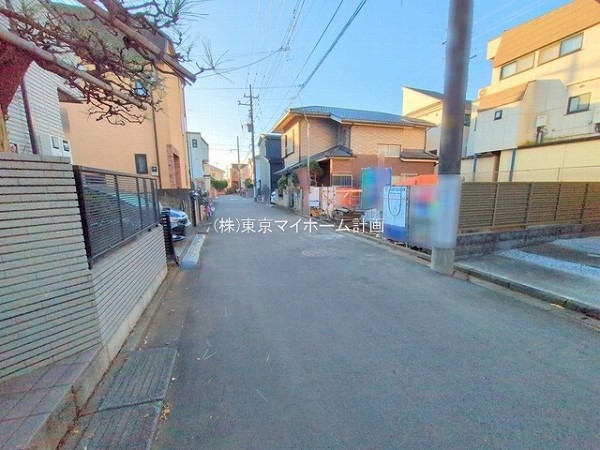 外観:前面道路含む現地外観写真（建築中）