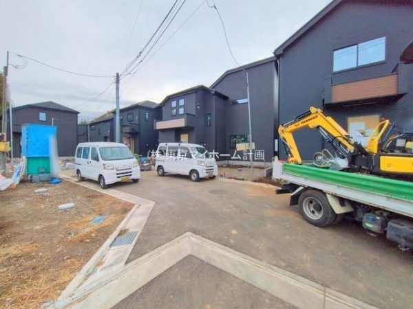 外観:前面道路含む現地外観写真