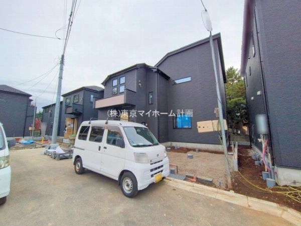 外観:前面道路含む現地外観写真