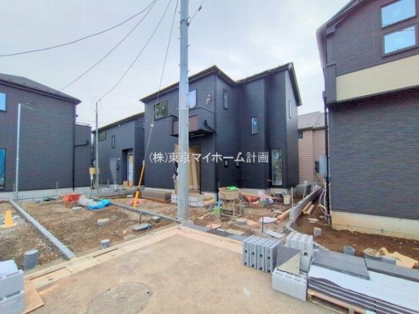 外観:前面道路含む現地外観写真