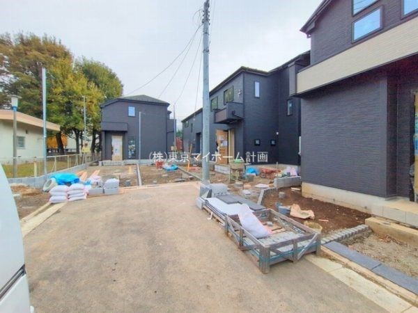 外観:前面道路含む現地外観写真