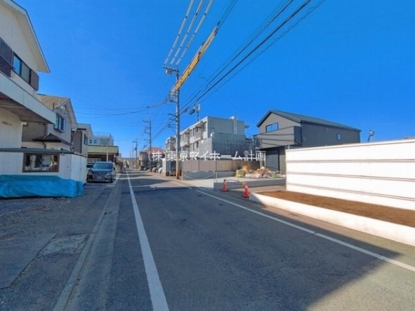 外観:前面道路含む現地外観写真