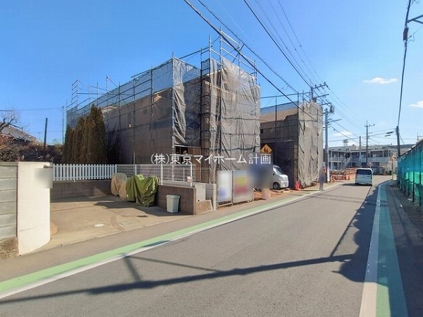 外観:前面道路含む現地外観写真（建築中）