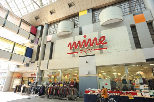 周辺環境:東武ストアにしこくマイン(地上3階地下1階のショッピングビルの中で扱っている商品は、主に食品、酒、衣料品、生活用品など。店舗は東武ストアの他様々な店舗が入っております。)