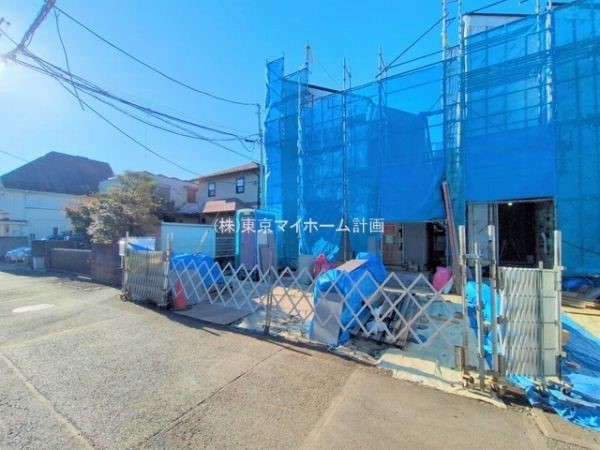 外観:前面道路含む現地外観写真（建築中）