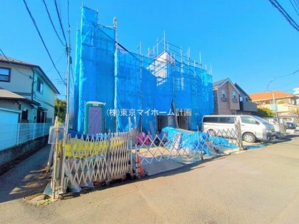 外観:前面道路含む現地外観写真（建築中）