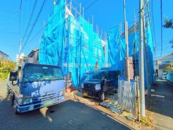 外観:前面道路含む現地外観写真（建築中）