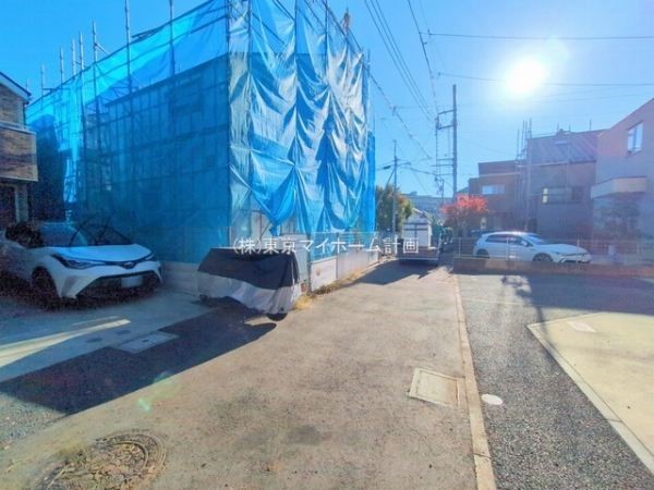 外観:前面道路含む現地外観写真（建築中）