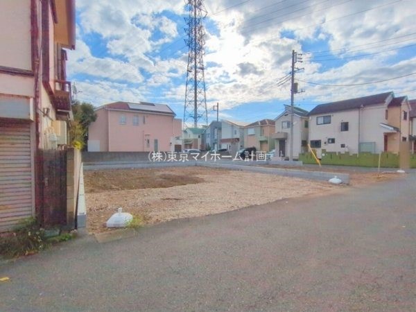 外観:前面道路含む現地土地写真