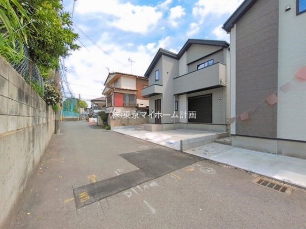 外観:前面道路含む現地外観写真
