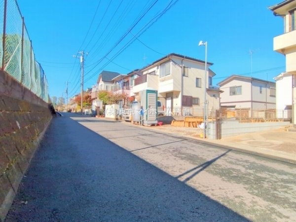 外観:前面道路含む現地外観写真（建築中）