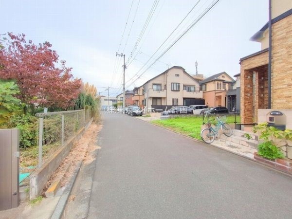 外観:前面道路含む現地土地写真