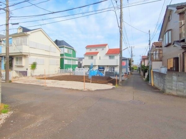 外観:前面道路含む現地土地写真
