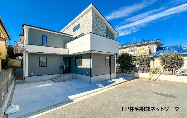 外観:前面道路含む現地外観写真