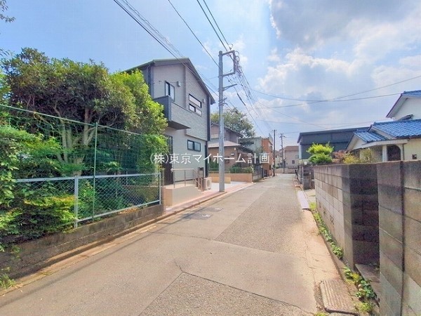 外観:前面道路含む現地外観写真