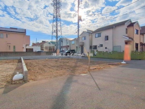 外観:前面道路含む現地土地写真