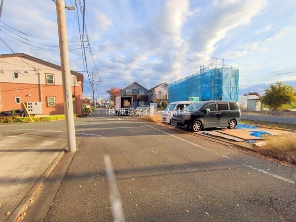 外観:前面道路含む現地外観写真（建築中）
