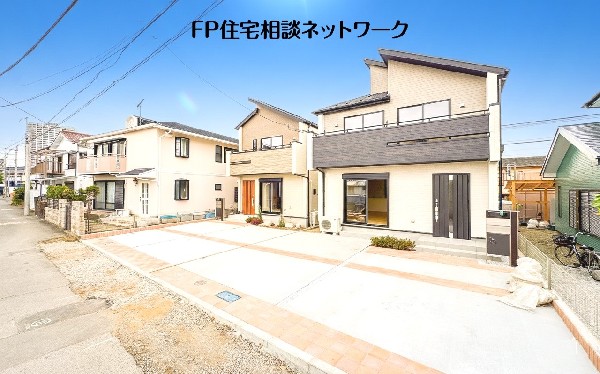 外観:前面道路含現地外観写真む