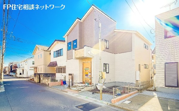 外観:前面道路含む現地外観写真