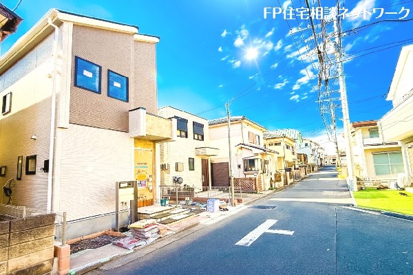 外観:前面道路含む現地外観写真