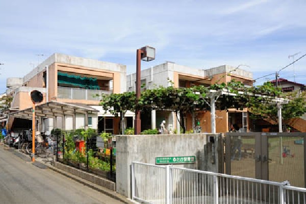 周辺環境:ゆたか保育園(遊びを通して成長するという保育方針を採っており、一日の大半は広い園庭での自由遊びをしている保育園です。)