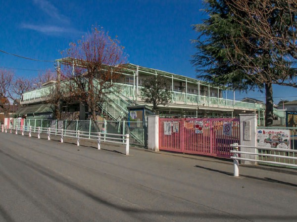 周辺環境:仲町保育園(産休明け５７日～就学前までの子供たちを預かり、一人一人を大切にした保育に努めています。緑の木々に囲まれた広い園庭で子供たちを思いきり遊ばせ、遊びの中から学べるような環境づくりを心掛けています。)