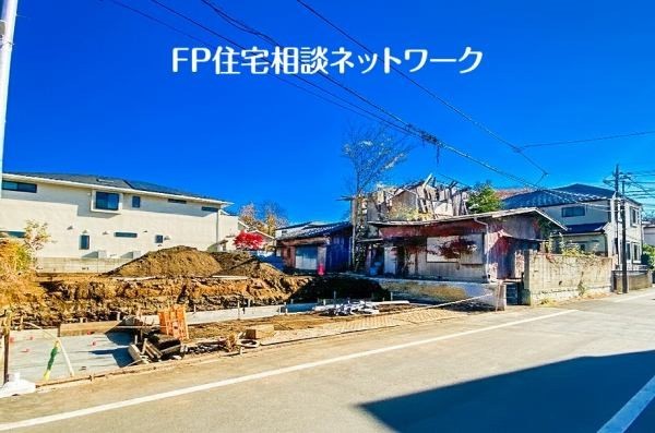 外観:前面道路含む現地外観写真（建築中）