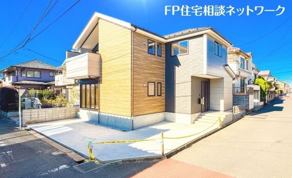 外観:前面道路含む現地外観写真