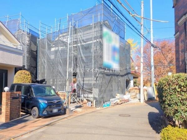 外観:前面道路含む現地外観写真（建築中）