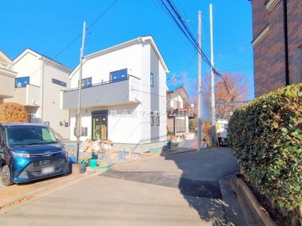 外観:前面道路含む現地外観写真