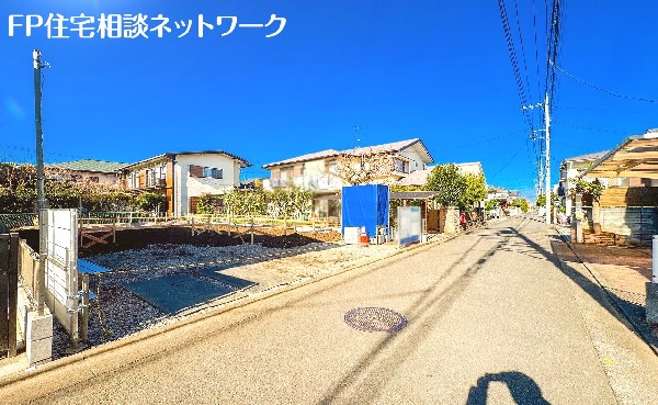 外観:前面道路含む現地土地写真