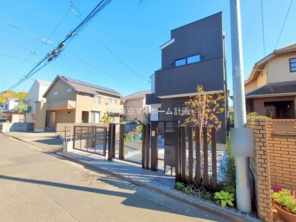 外観:前面道路含む現地外観写真