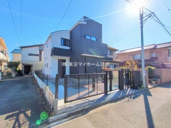 外観:前面道路含む現地外観写真