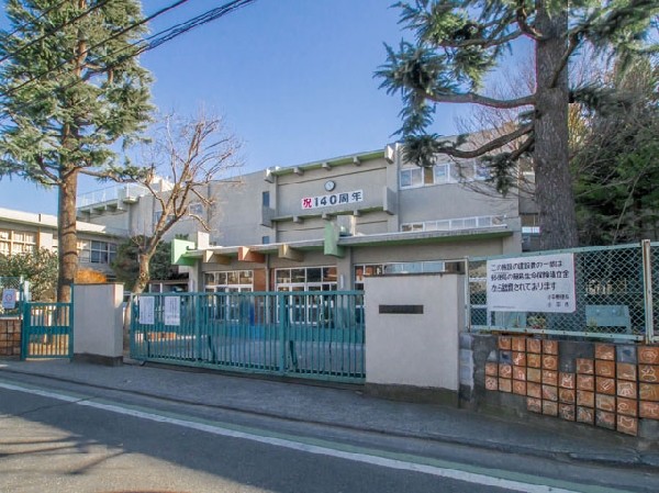 周辺環境:小平市立小平第一小学校(「協同勤労」と人間尊重の精神を基調とし、社会の変化を踏まえ、自主性と創造性に富み、心身共に健康で調和のとれた人間形成を目指す。)