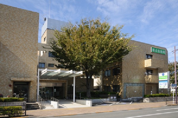 周辺環境:緑成会病院(内科、循環器科、小児科、整形外科の一般外来も受け付けている病院です。)