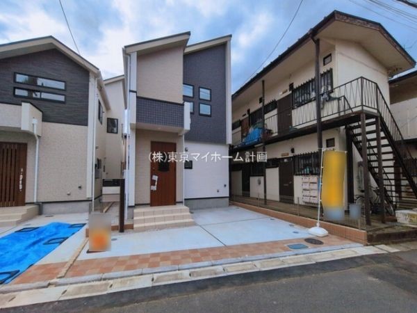 外観:前面道路含む現地外観写真