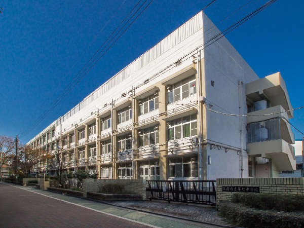 周辺環境:三鷹市立第七中学校(地域の人により運営される学校であるという認識のもと、教育支援学級の設置をはじめとして様々な学校活動を行っている中学校です。)