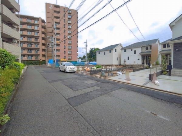 外観:前面道路含む現地外観写真