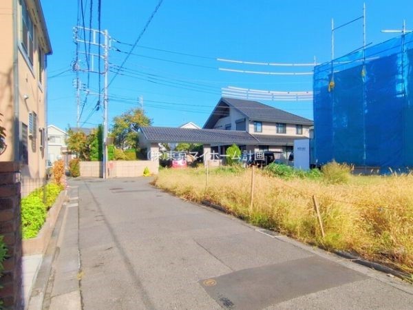 外観:前面道路含む現地土地写真