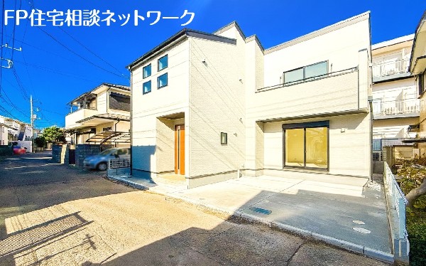 外観:前面道路含む現地外観写真