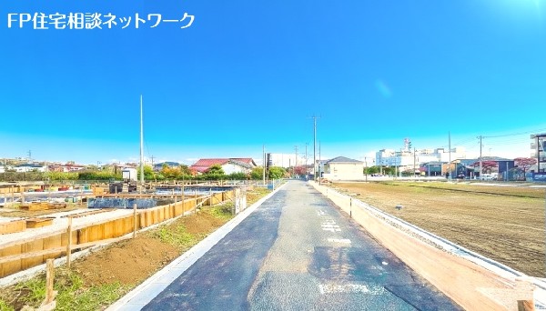 外観:前面道路含む現地写真