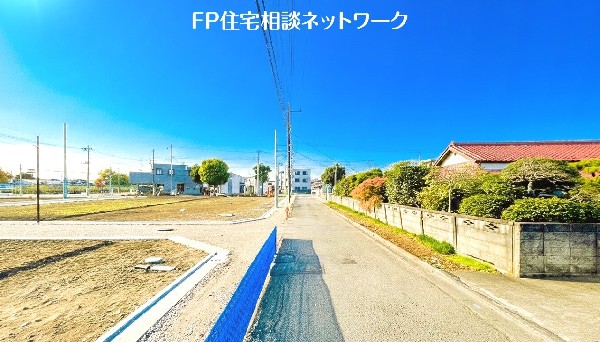 外観:前面道路含む現地写真