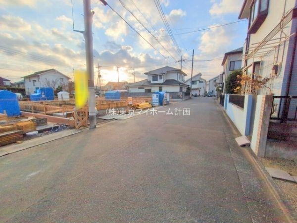 外観:前面道路含む現地外観写真（建築中）