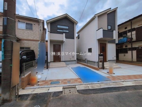 外観:前面道路含む現地外観写真