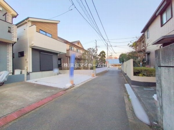 外観:前面道路含む現地外観写真