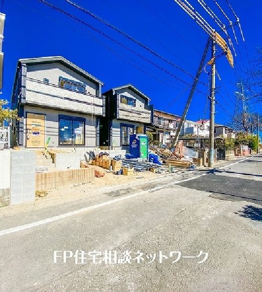 外観:前面道路含む現地外観写真