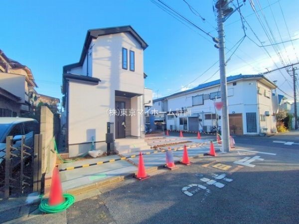 外観:前面道路含む現地外観写真