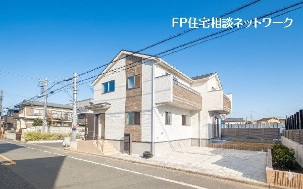 外観:前面道路含む現地外観写真