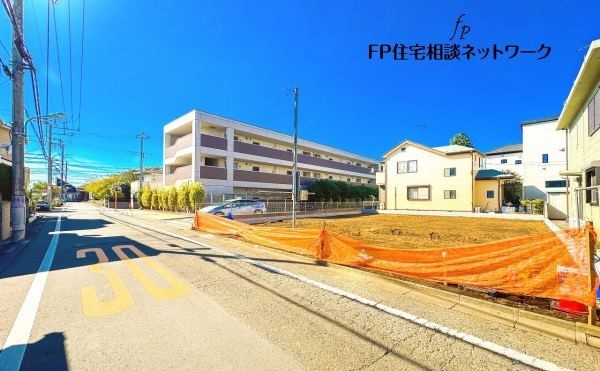 外観:前面道路含む現地外観写真