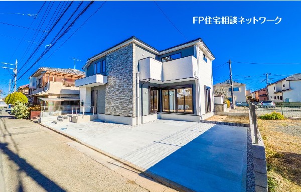 外観:前面道路含む現地外観写真